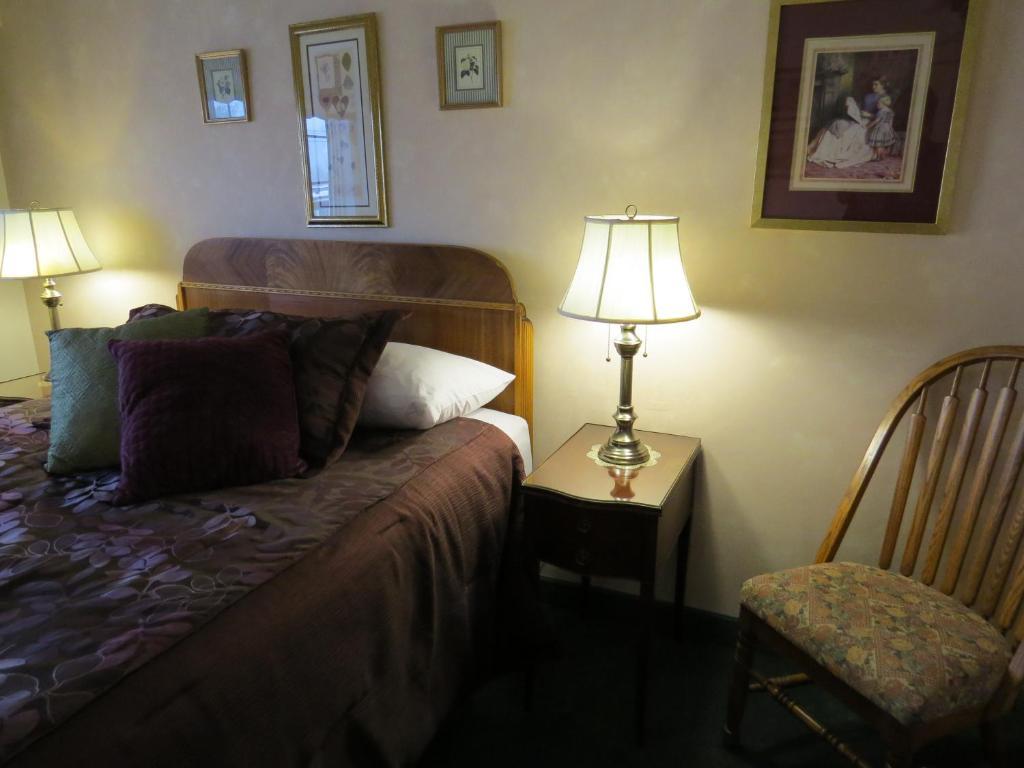 Billy Barker Casino Hotel Quesnel Room photo